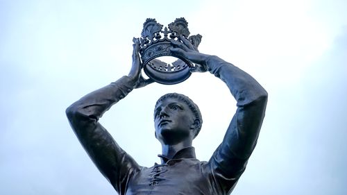 Statue of king crowing himself Statue of a king crowing himself as we discuss the difference between a judge and a king in the Scriptures.