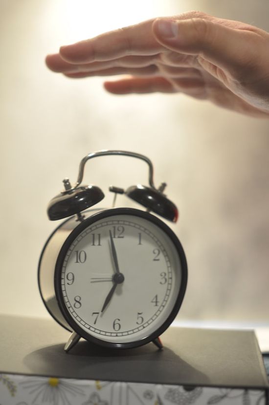 An alarm clock to help maintaining a healthy sleep schedule